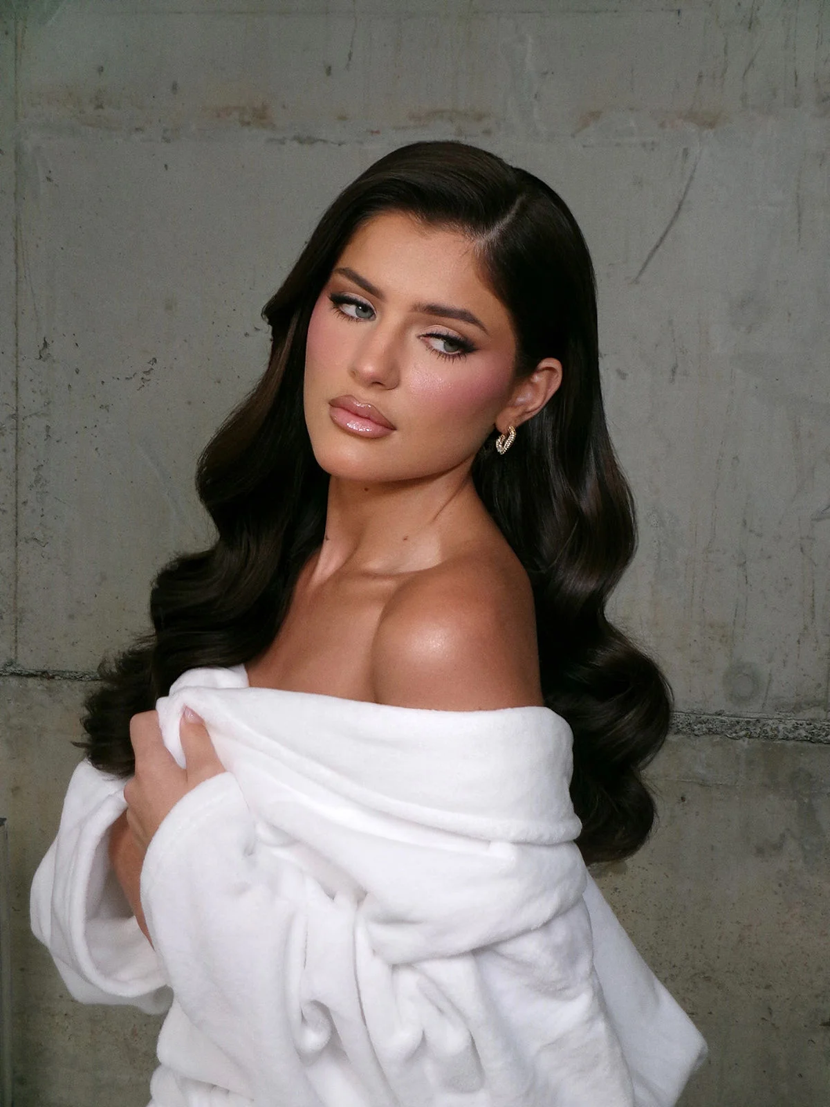 Luxury bridal hairstyle with glamorous Hollywood waves in Marrakech